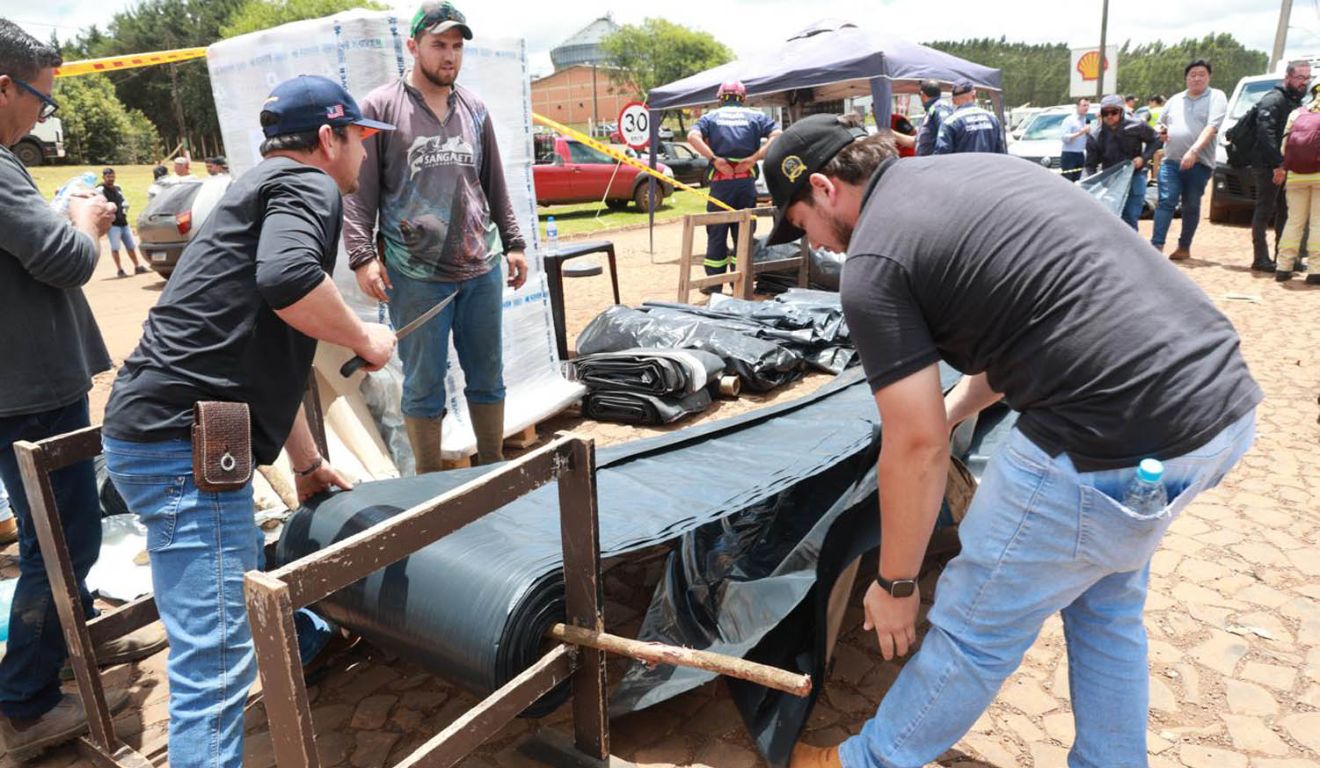 Agentes da Defesa Civil durante atendimento a vítimas de tornado que passou pelo Paraná, no município de Rio Bonito do Iguaçu