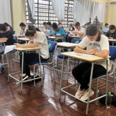 Imagem ilustrativa de estudantes em sala de aula, em alusão ao Vestibular 2026 da Unioeste
