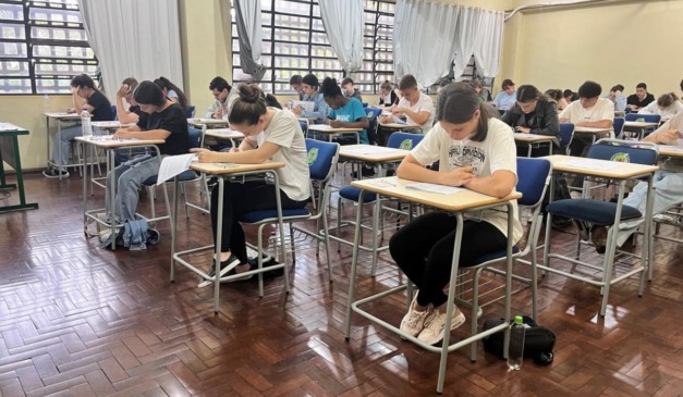 Imagem ilustrativa de estudantes em sala de aula, em alusão ao Vestibular 2026 da Unioeste