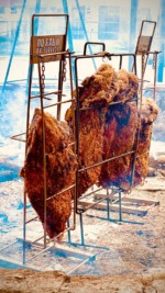 Churrascada do Açougueiro retorna ao Bacacheri com fogo de chão e música ao vivo