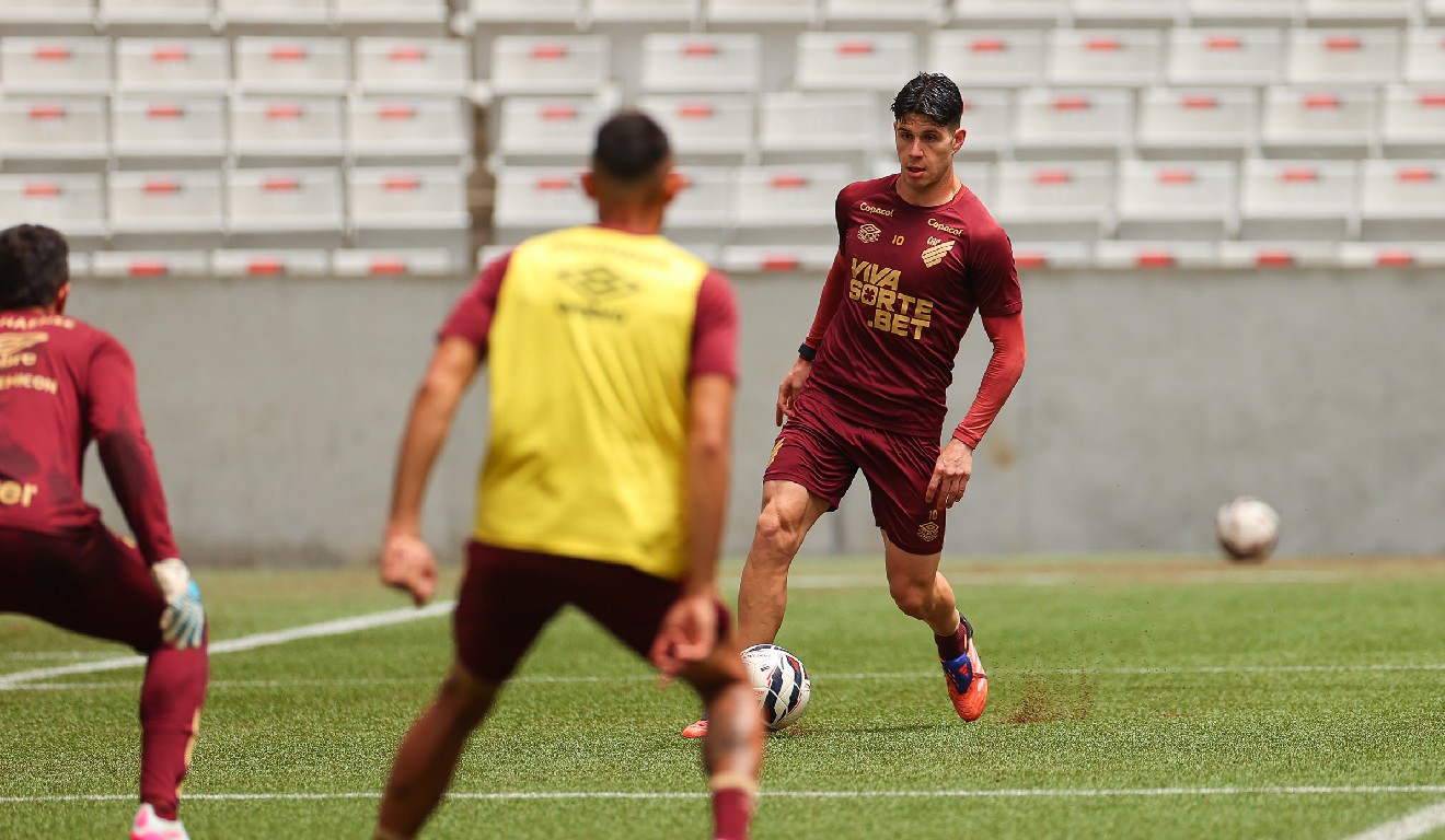 Zapelli em treino do Athletico na Arena