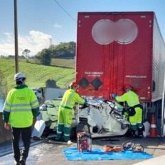 Carro ficou irreconhecível após acidente na BR-376