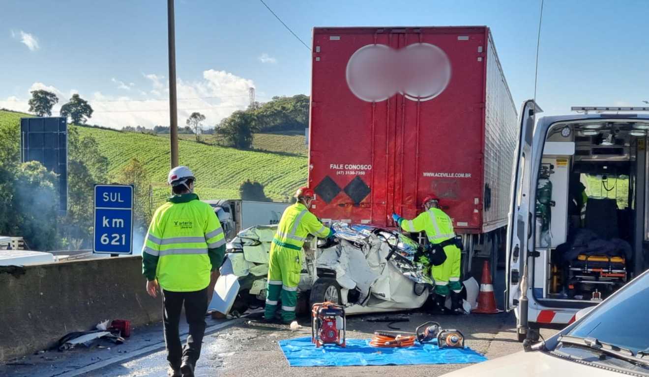 Carro ficou irreconhecível após acidente na BR-376