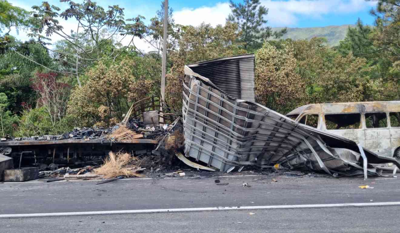 Caminhão baú e van destruídos após acidente na BR-376