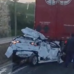 Carro fica prensado em acidente na BR-376