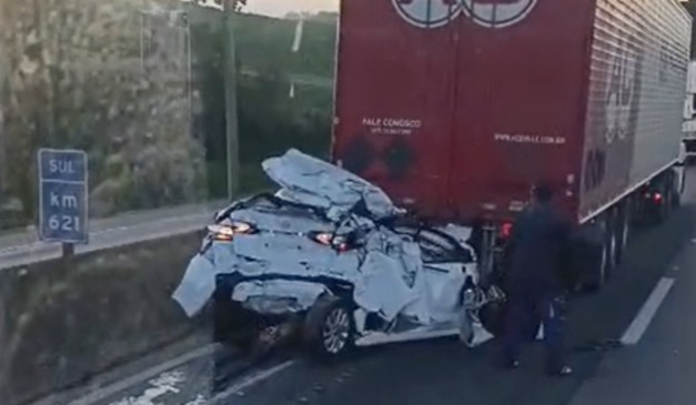 Carro fica prensado em acidente na BR-376