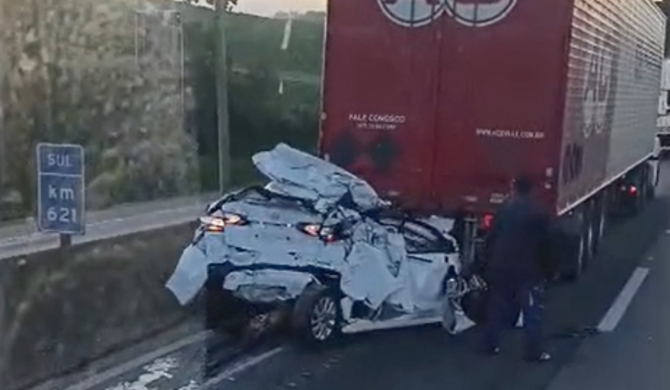 Carro fica prensado em acidente na BR-376