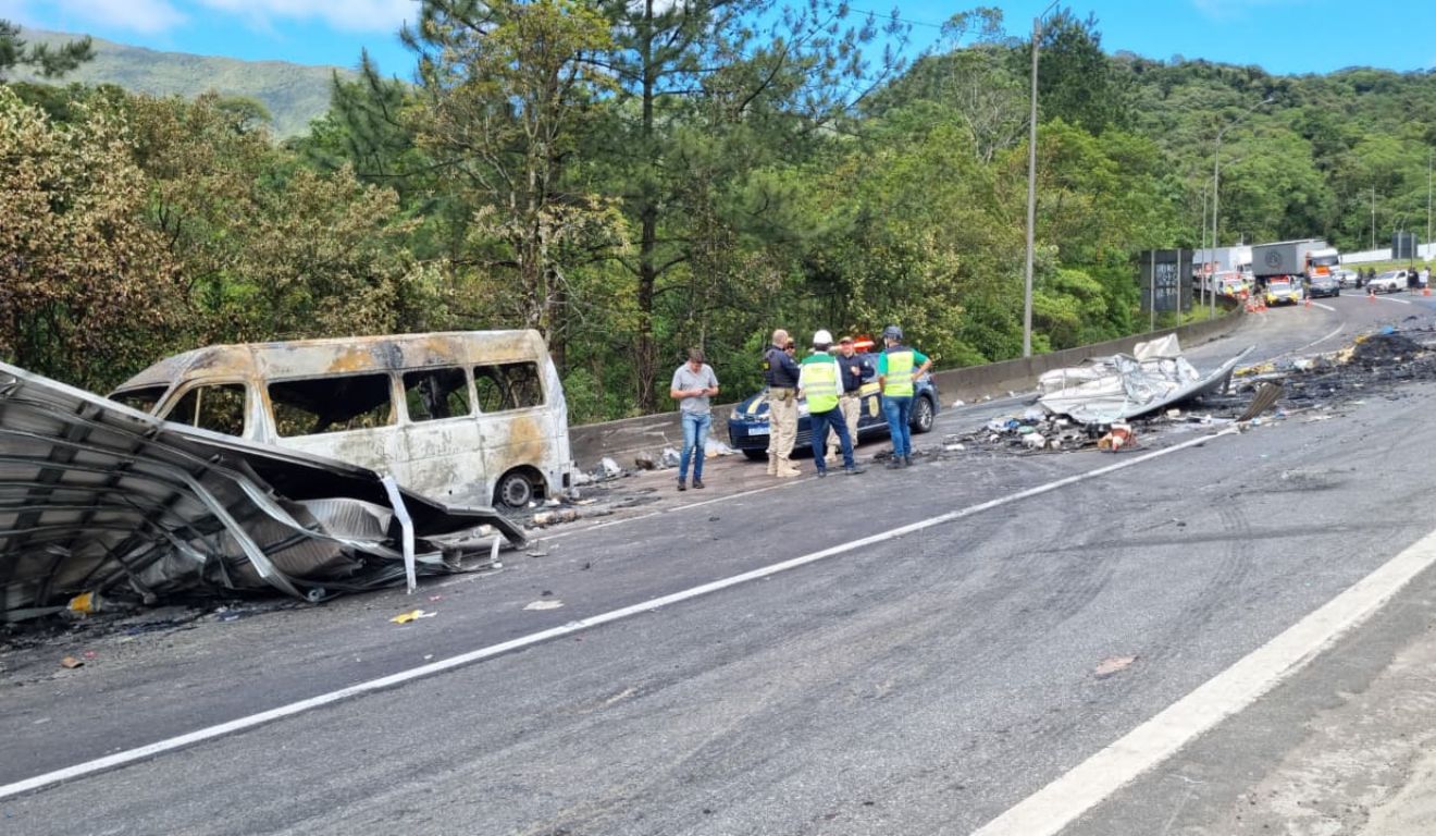 local do acidente na BR-376, van incendiada