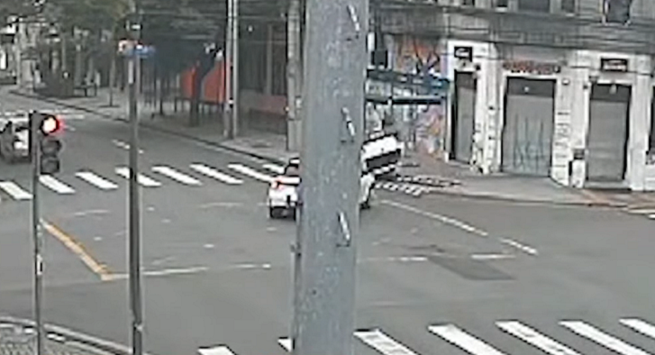 Acidente com dois carros no Centro de Curitiba