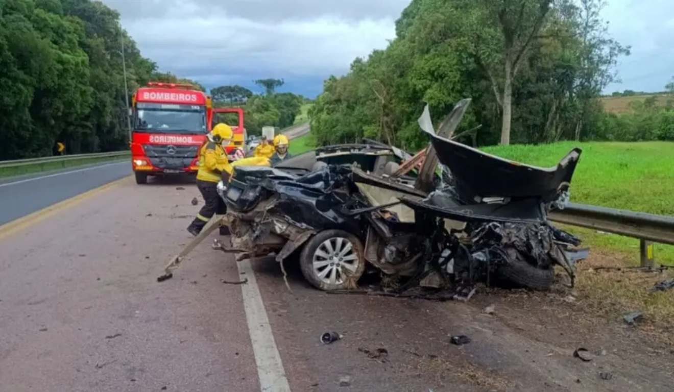 Veículo Chevrolet Cruze do chef Jimmy Emerson da Silva ficou completamente destruído após colisão com carreta