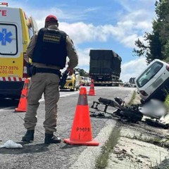 Contorno Norte após acidente com veículo Celta no acostamento da rodovia e a motocicleta caída