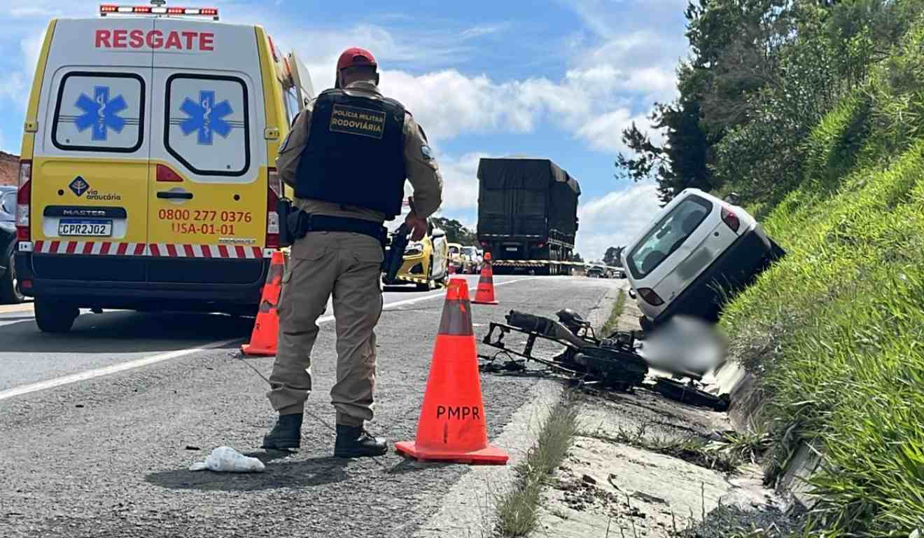 Contorno Norte após acidente com veículo Celta no acostamento da rodovia e a motocicleta caída
