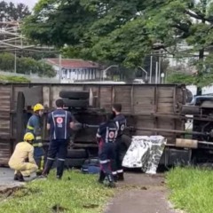 Caminhão tombado na Linha Verde, em Curitiba, após acidente