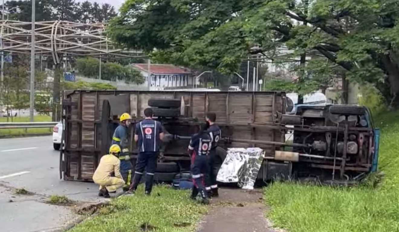 Caminhão tombado na Linha Verde, em Curitiba, após acidente
