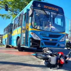 acidente entre ônibus e moto em curitiba