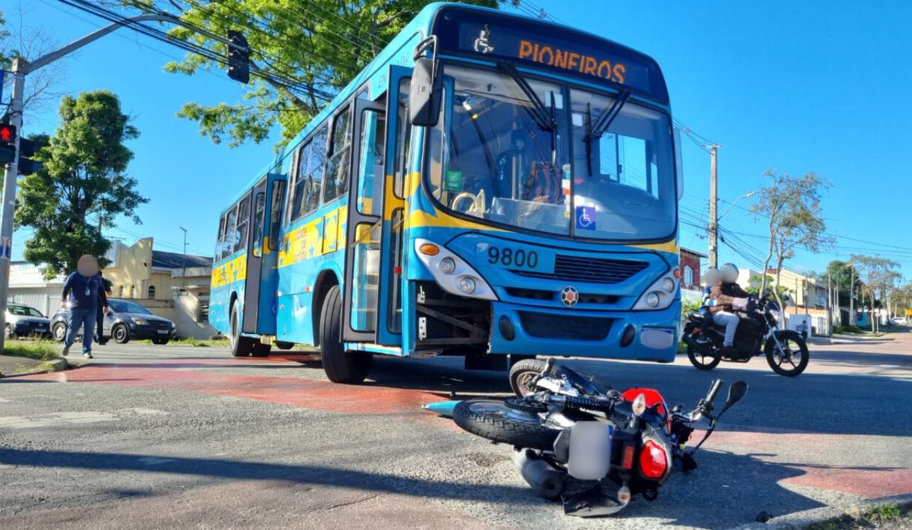 acidente entre ônibus e moto em curitiba 