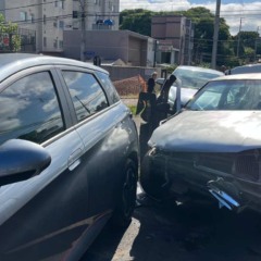 foto que mostra acidente envolvendo três carros no Portão, em Curitiba