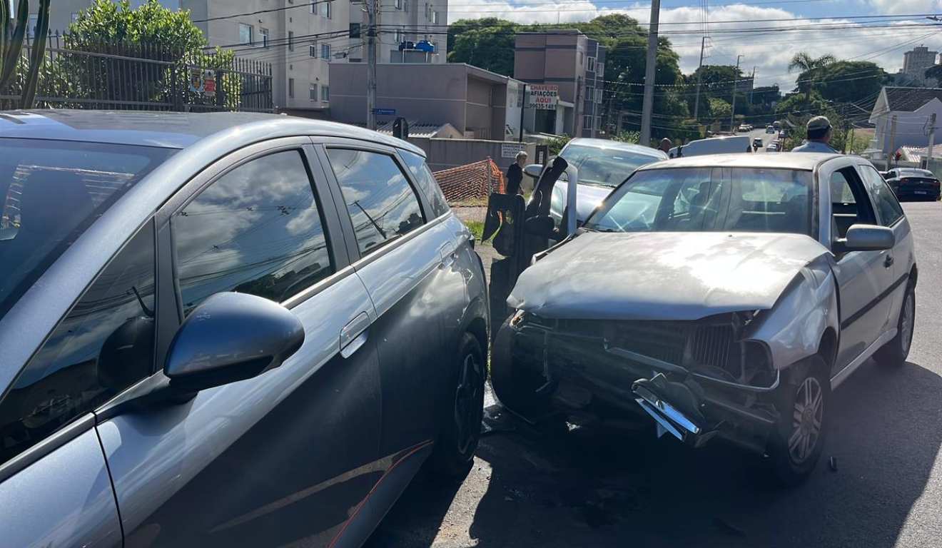 foto que mostra acidente envolvendo três carros no Portão, em Curitiba