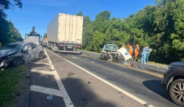 Local do acidente onde três veículos bateram na BR-277, em Palmeira