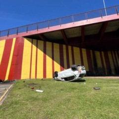 Carro após despencar de viaduto estaiado em Curitiba