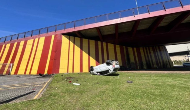 Carro após despencar de viaduto estaiado em Curitiba