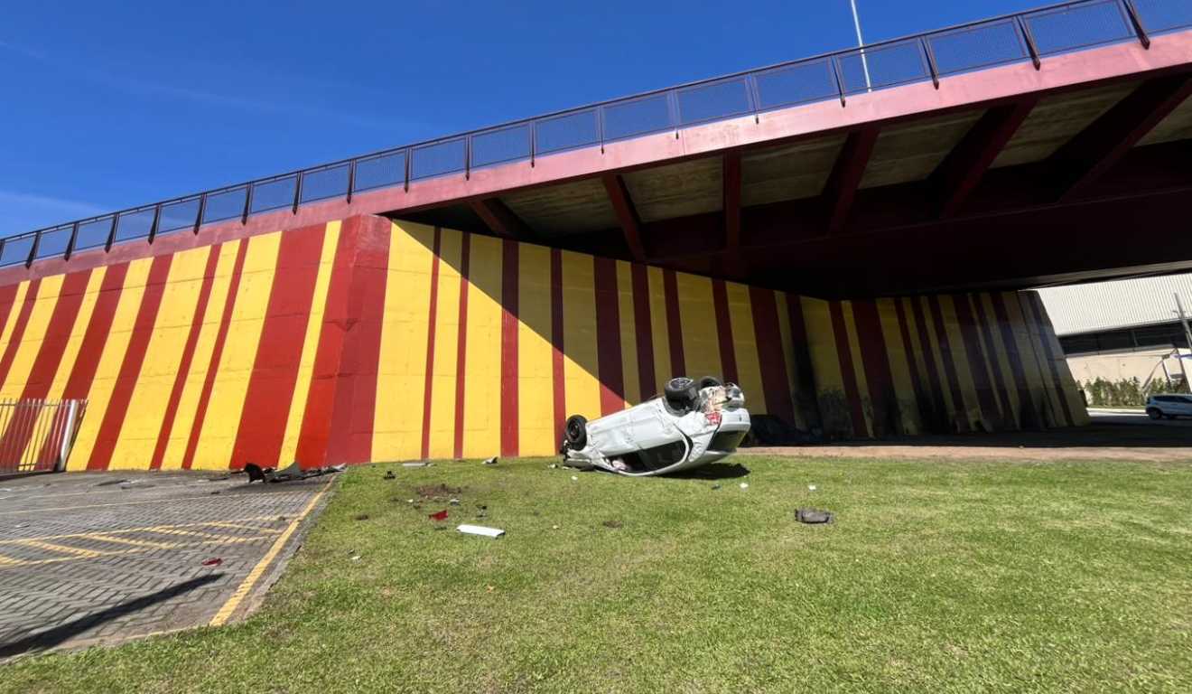 Carro após despencar de viaduto estaiado em Curitiba