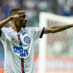 Ademir com a camisa tricolor. (Foto: Letícia Martins/EC Bahia)