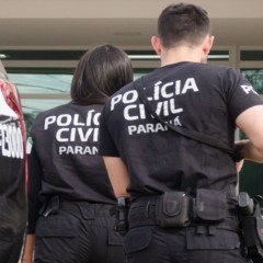 Foto mostrando agentes da Polícia Civil do Paraná de costas