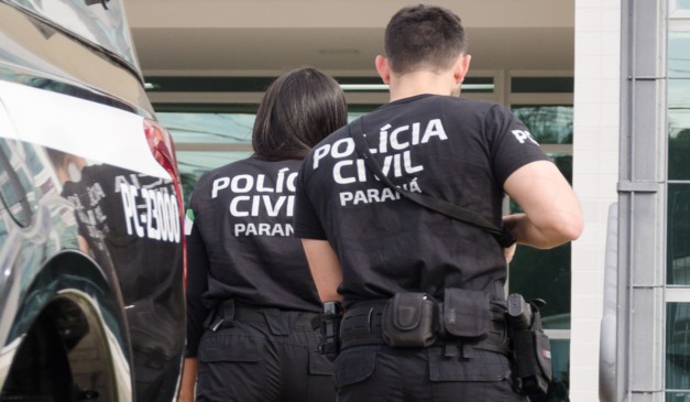 Foto mostrando agentes da Polícia Civil do Paraná de costas