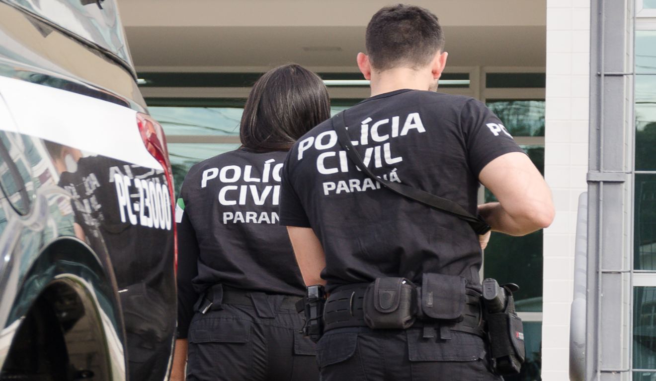 Foto mostrando agentes da Polícia Civil do Paraná de costas