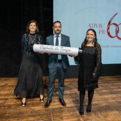 Claudia Zilli, Rogério de Lorenzo Leal e Gislayne Muraro segurando a cápsula do tempo da advb