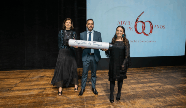 Claudia Zilli, Rogério de Lorenzo Leal e Gislayne Muraro segurando a cápsula do tempo da advb