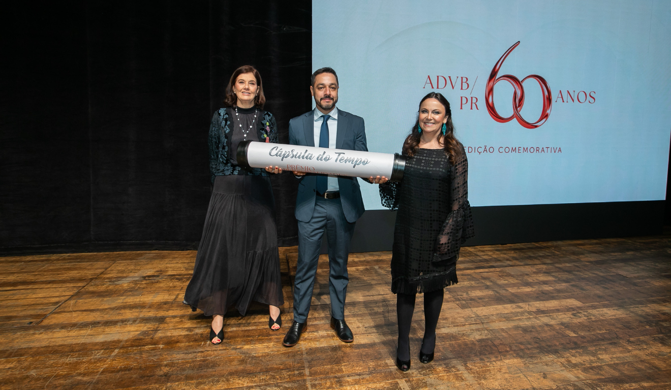 Claudia Zilli, Rogério de Lorenzo Leal e Gislayne Muraro segurando a cápsula do tempo da advb