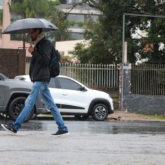 pessoa andando na chuva para ilustrar alerta amarelo para tempestades