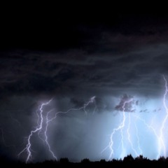 foto de relâmpagos para ilustrar alerta laranja para tempestades no paraná