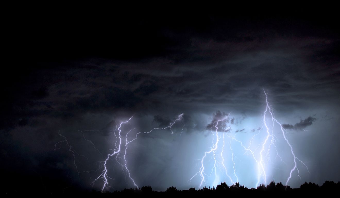 foto de relâmpagos para ilustrar alerta laranja para tempestades no paraná