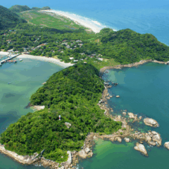 Confira passeios para o Ano Novo na Ilha do Mel. Na imagem, vemos a vista de drone da Ilha.