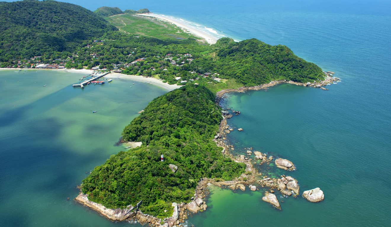 Confira passeios para o Ano Novo na Ilha do Mel. Na imagem, vemos a vista de drone da Ilha.