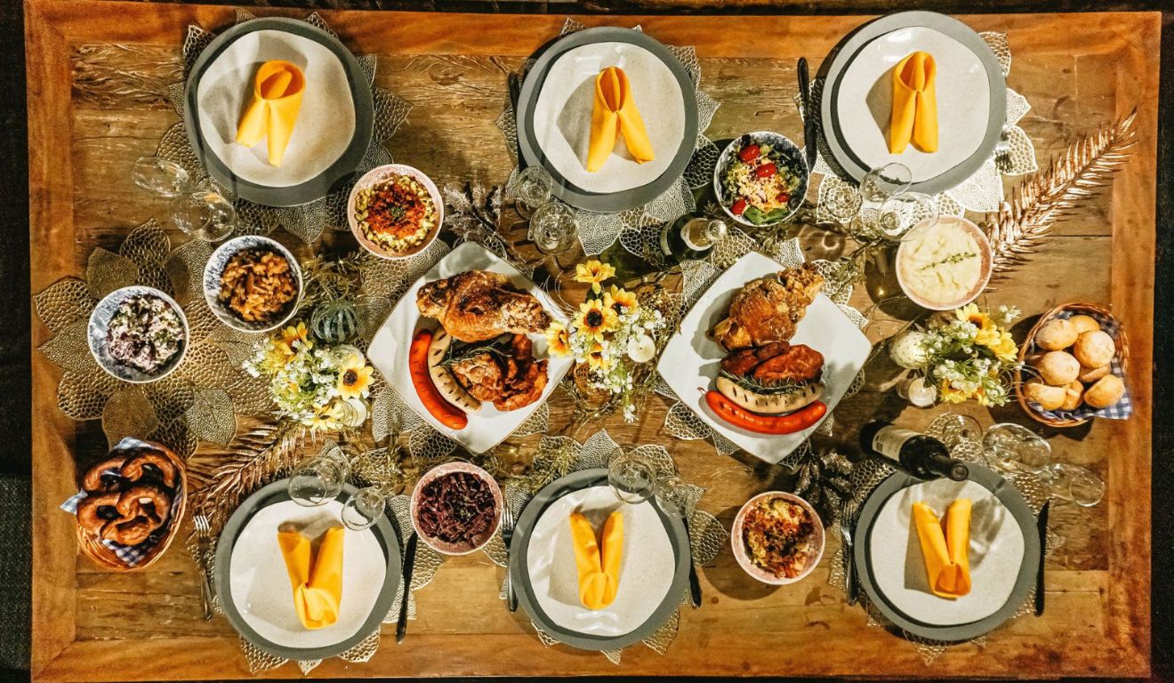 foto da ceia de ano novo no essen biergarten em curitiba