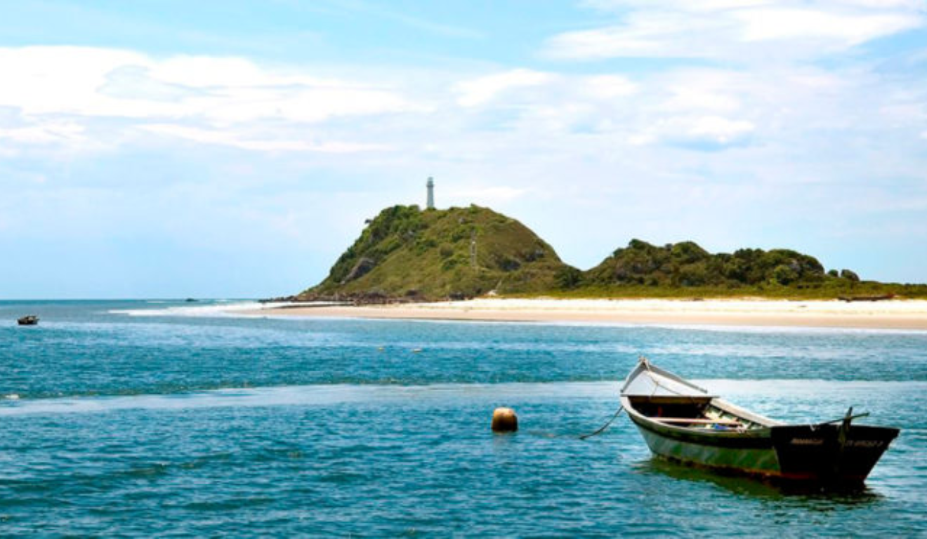 Saiba os melhores passeios do Ano Novo 2025 na Ilha do Mel. Na imagem, vemos a vista do mar para o Farol das Conchas.