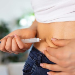 Mulher aplicando a caneta emagrecedora