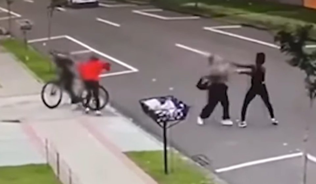 print de vídeo em que uma mulher leva uma cabeçada durante assalto