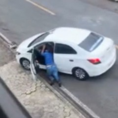 momento em que o taxista é arrastado