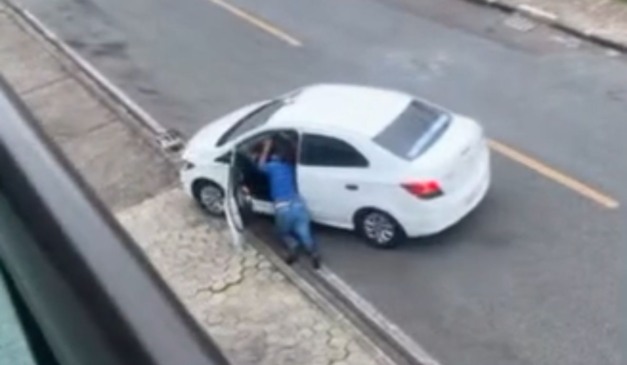 momento em que o taxista é arrastado