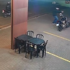 Reprodução de vídeo que mostra assassinato de motoboy em hamburgueria de Marialva.