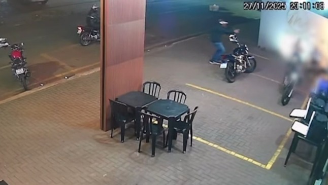 Reprodução de vídeo que mostra assassinato de motoboy em hamburgueria de Marialva.