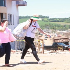 imagem de pessoas caminhando por Rio Bonito do Iguaçu, município que ainda se recupera dos estragos causados por um tornado