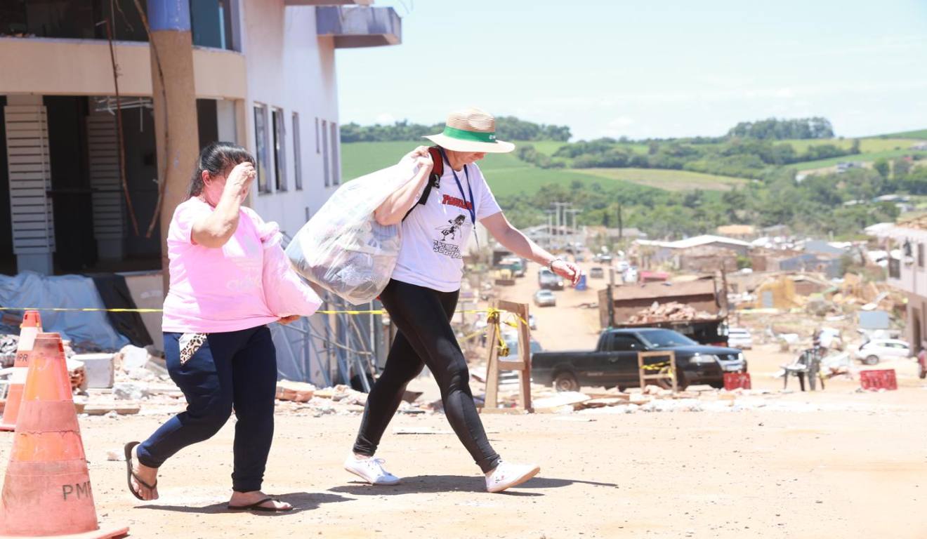 imagem de pessoas caminhando por Rio Bonito do Iguaçu, município que ainda se recupera dos estragos causados por um tornado