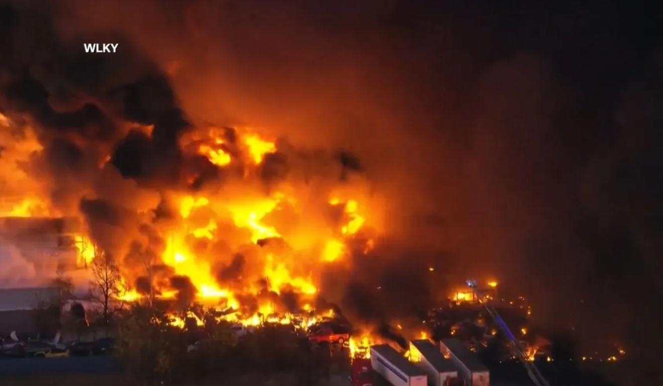 Avião caído e pegando fogo nos Estados Unidos