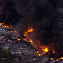 Rastro de destruição do avião que caiu nos Estados Unidos